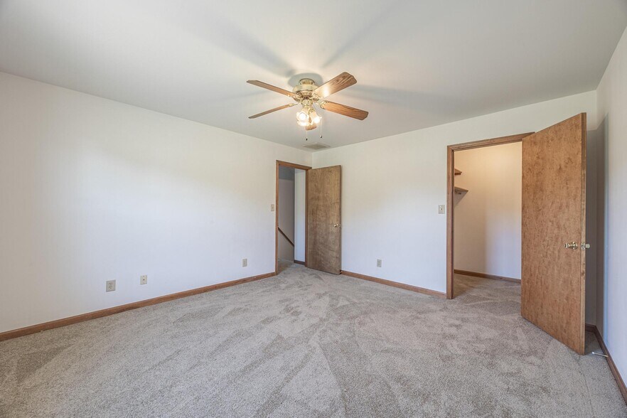 Building Photo - 10896 Oak Blvd