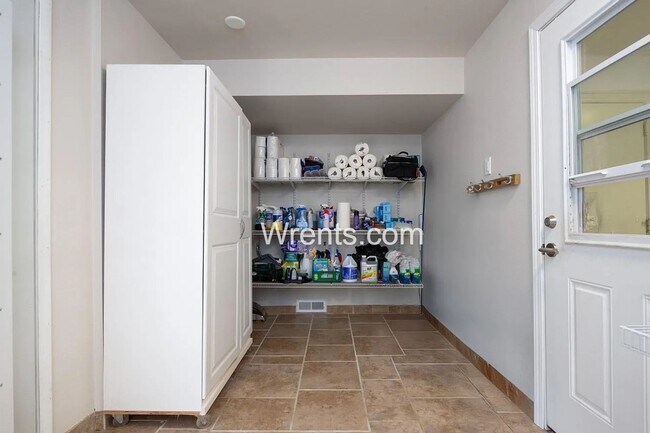 Building Photo - Your Own Slice of Spokane – 3BR/3BA Home West Plains Living - Bonus Shop available