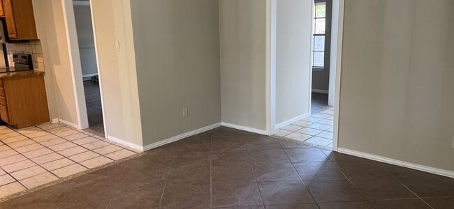 Building Photo - 3 bedroom 2 bathroom!