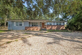 Building Photo - 207 Iris Cir
