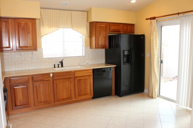 Building Photo - SHOWINGS AVAILABLE NOW