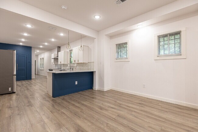 Building Photo - 1010 Burnet St