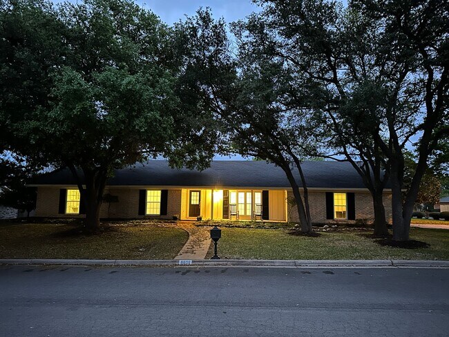 Building Photo - Updated 4 Bedroom Corner Lot in Woodway