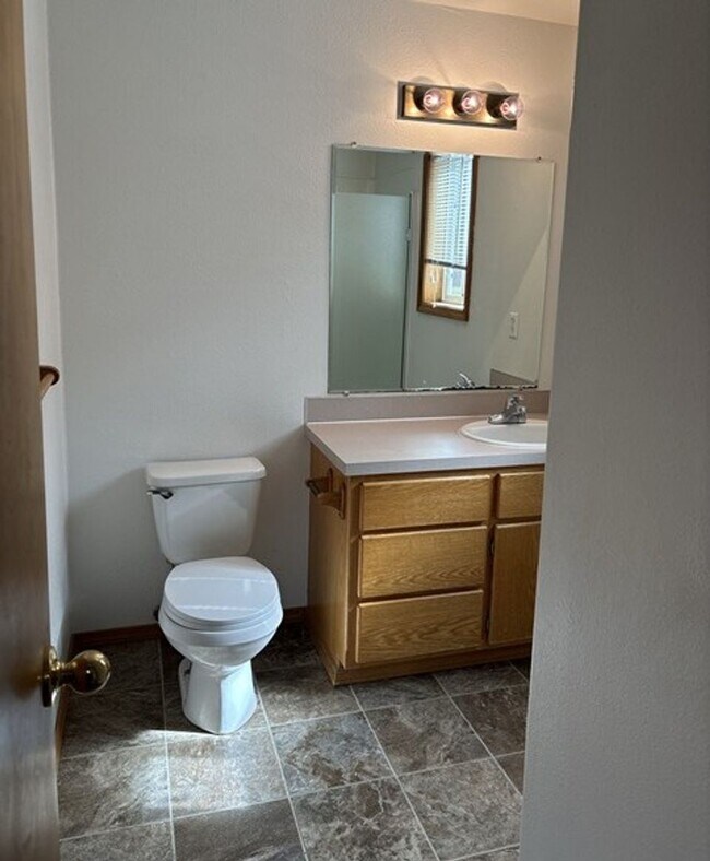 Building Photo - 3Bd/2Ba Single Story Home - Available to View!