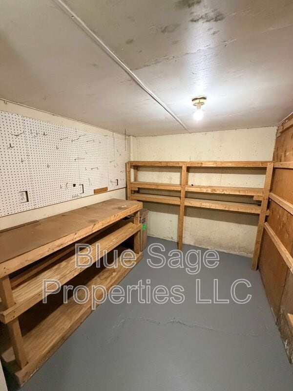 Building Photo - 402 Rively Ave