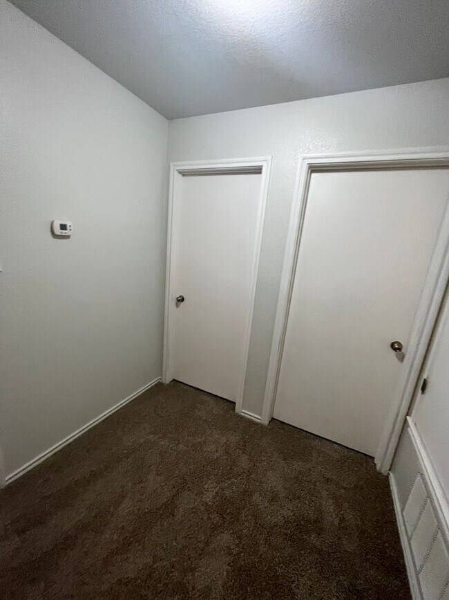 Building Photo - 3/2 in the heart of Del Valle