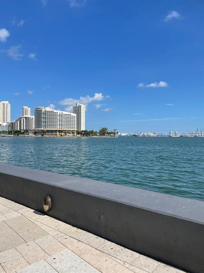 Building Photo - 1155 Brickell Bay Dr