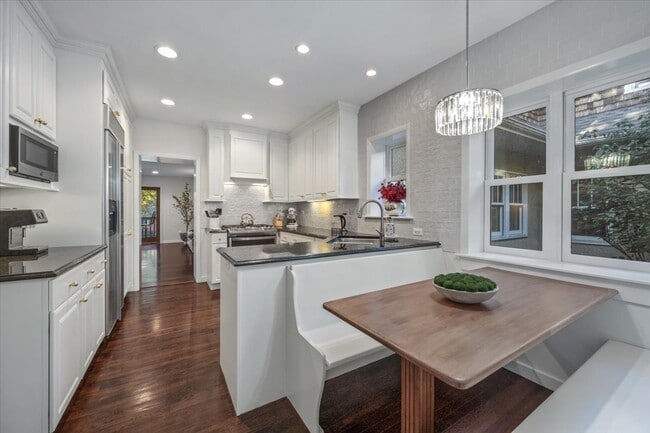 Building Photo - 606 Barton Ave