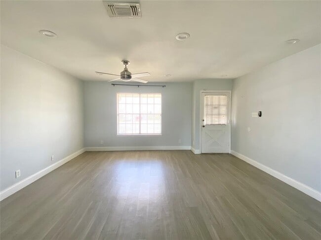 Building Photo - 8602 Colonial Dr