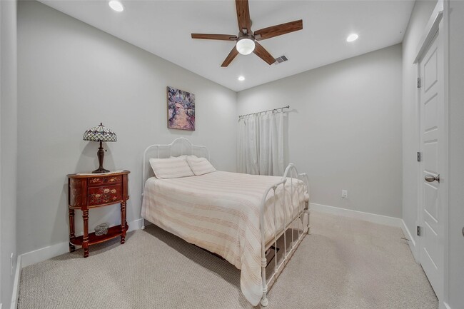 Building Photo - 814 Thornton Rd