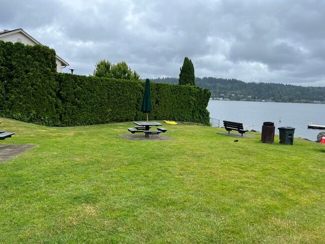 Building Photo - Private access to Lake Sammamish house