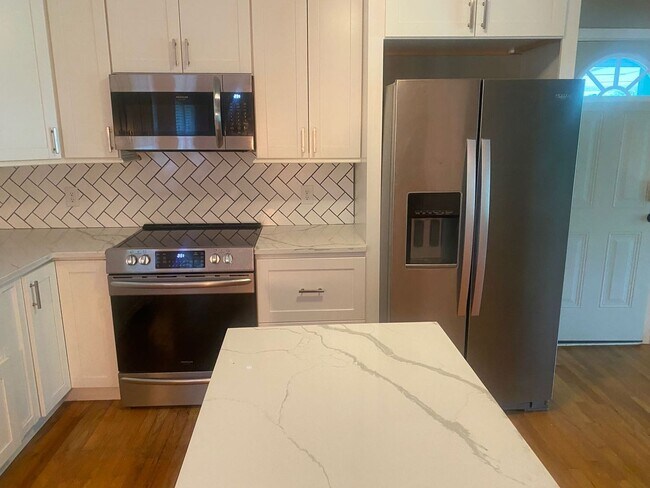 Building Photo - 1524 Alpine Dr