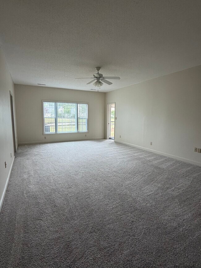 Building Photo - 200 Willow Green Dr