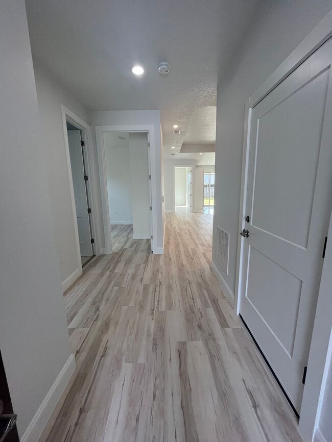 Building Photo - BEAUTIFUL BRAND NEW DUPLEX!!