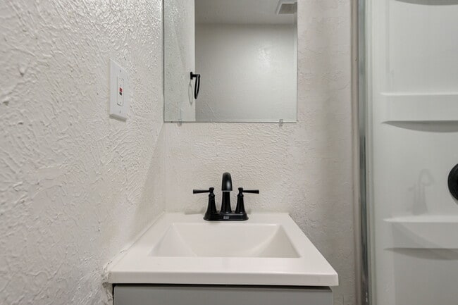 Building Photo - 727 Vicksburg Ave