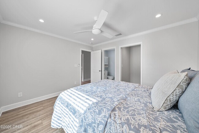 Building Photo - 121 Lakeside Cir