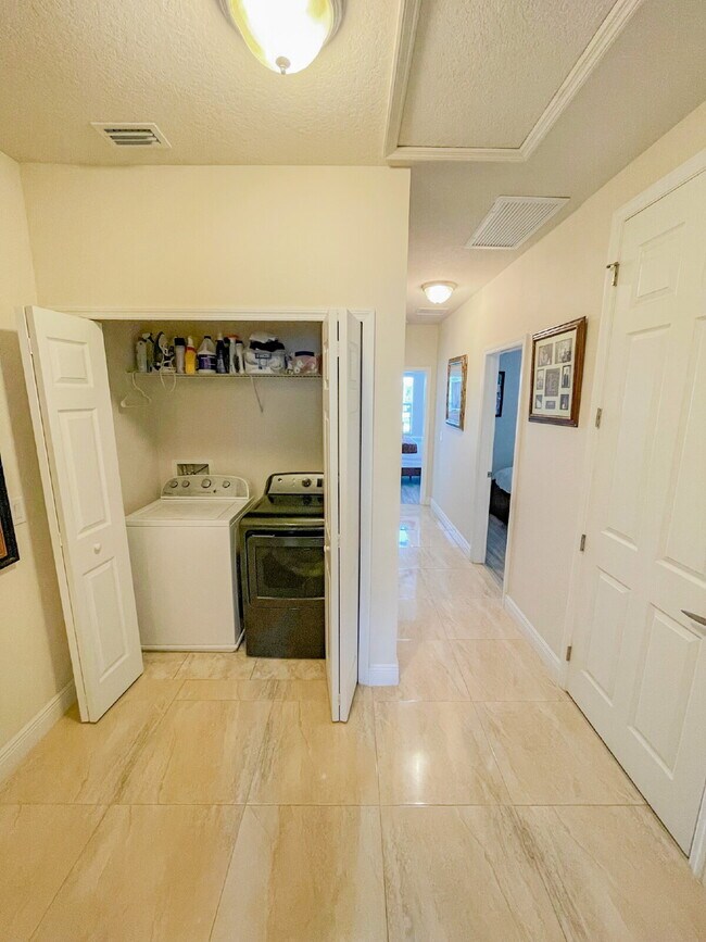 Building Photo - Gorgeous 3 bedroom 2.5 bath townhome in gated community in Copperstone!