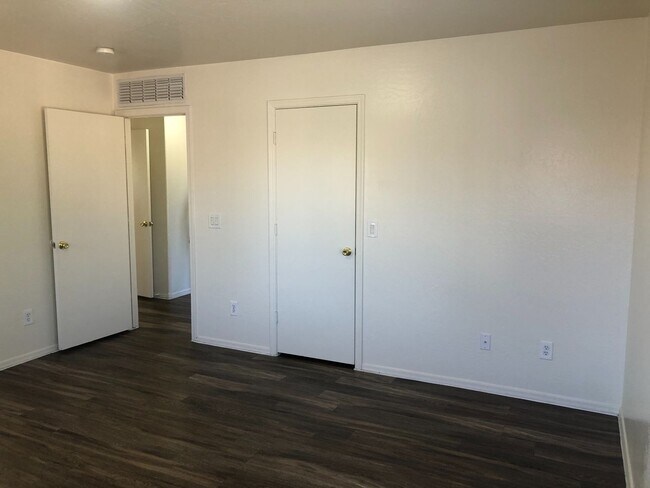 Building Photo - 3 bedroom 2.5 bath home - 2 car garage - S...