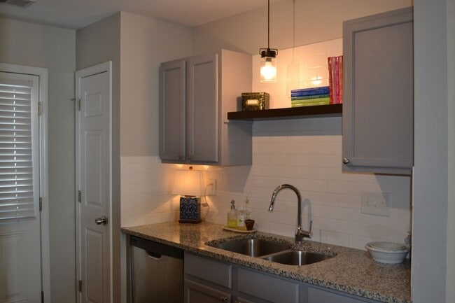Building Photo - Charming 2BR Townhome in Charlotte