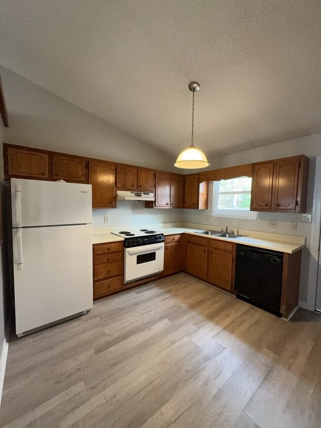 Building Photo - 233 Easy St