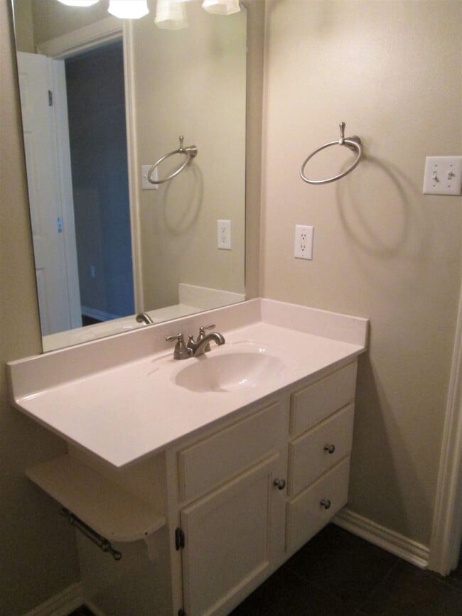 Building Photo - Spacious 3 bedroom 2 bath home in Tyler! Coming soon!