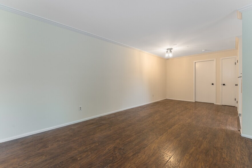 Building Photo - 707 Nottingham Way