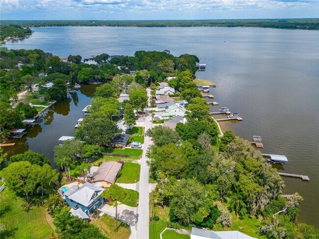 Building Photo - Lake Home