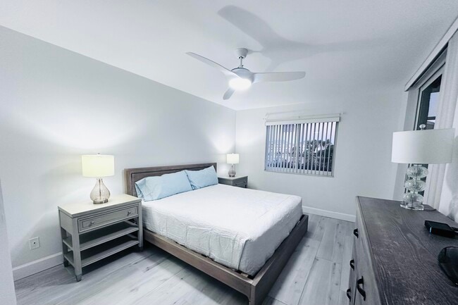 Building Photo - 353 S US Hwy 1