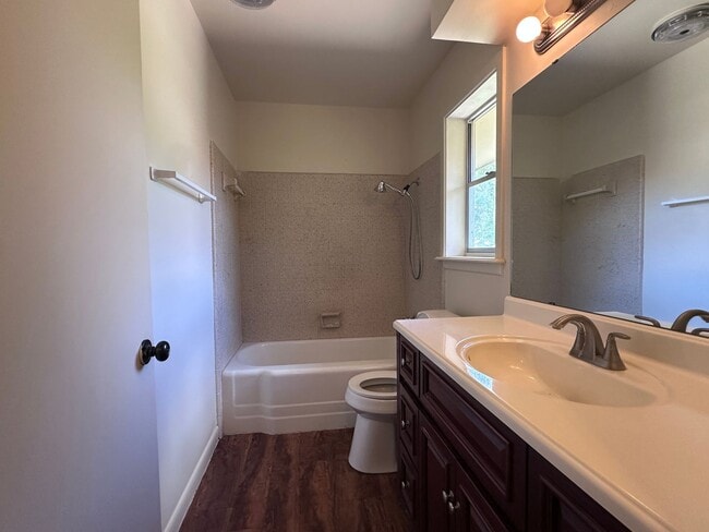 Building Photo - 825 Crestview Dr