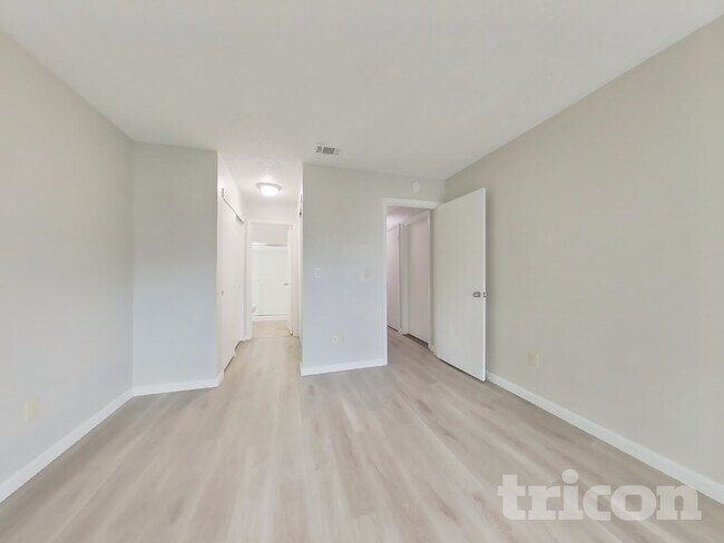 Building Photo - 9411 Aizenberg Cir