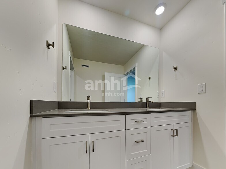 Building Photo - 937 Moorside Ave