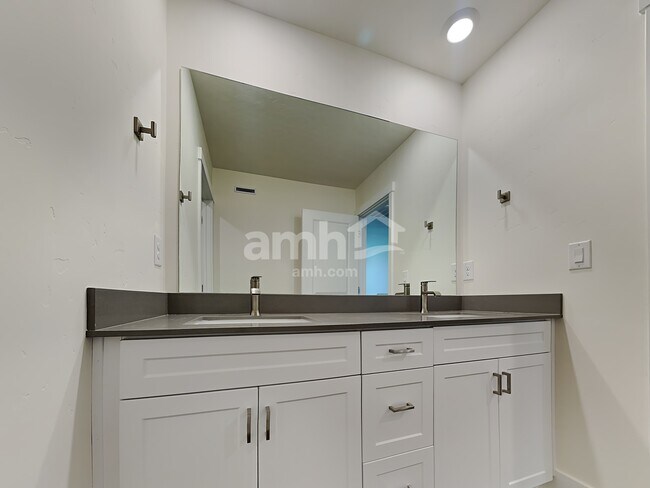 Building Photo - 937 Moorside Ave