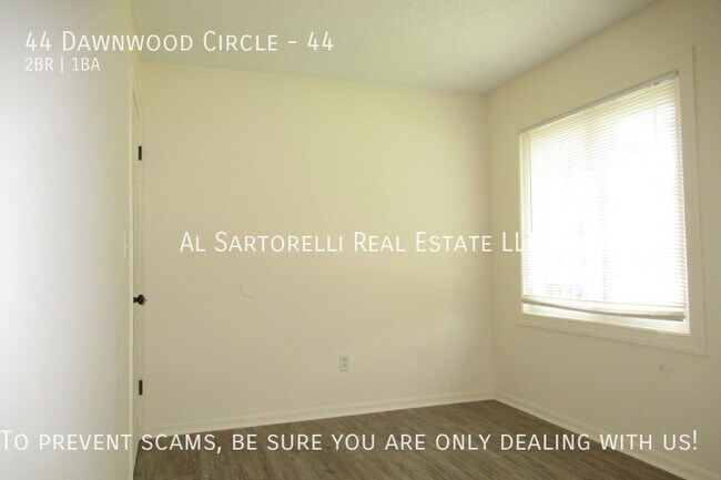 Building Photo - Pet Friendly Condo close to town and ready...