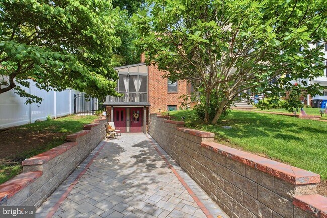 Building Photo - 2354 N Oakland St