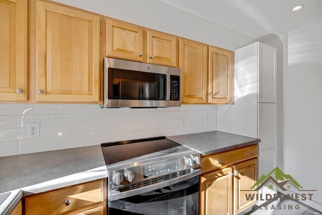 Building Photo - Fully Updated 3 Bedroom/ 3 Bath Peaceful C...