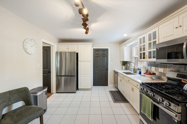 Building Photo - 12548 S Major Ave