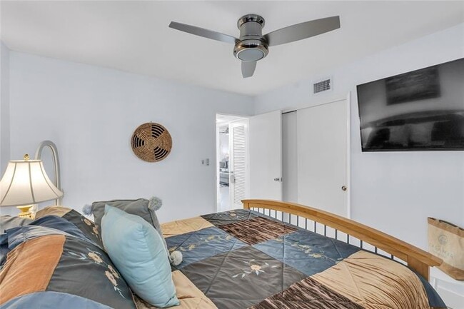 Building Photo - 1198 Hillsboro Mile