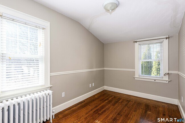 Building Photo - 186 School St