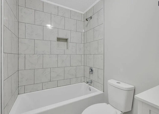 Building Photo - 812 Spanish Oak Dr