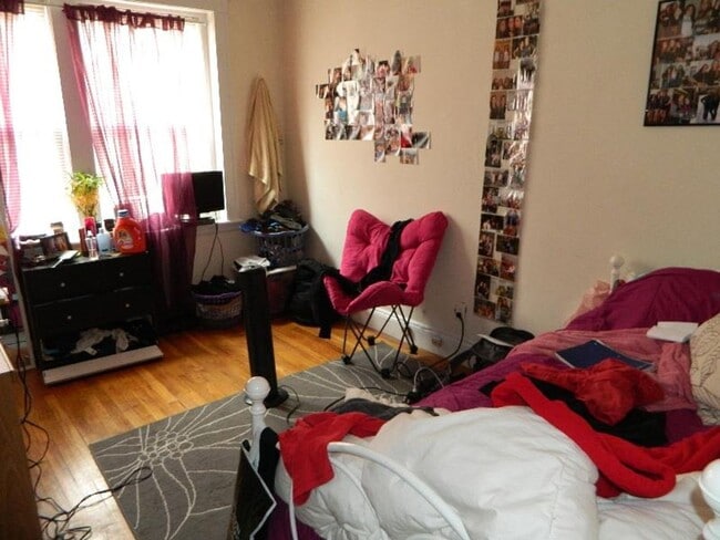 Building Photo - Apartment with a porch?