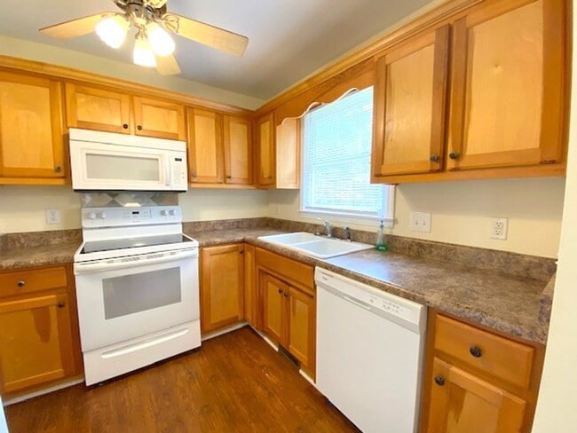 Building Photo - Great Neighborhood close to the Equestrian...