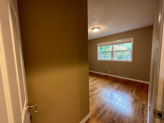 Building Photo - Perfect 4 Bed 2 Bath w/ Finished Basement ...
