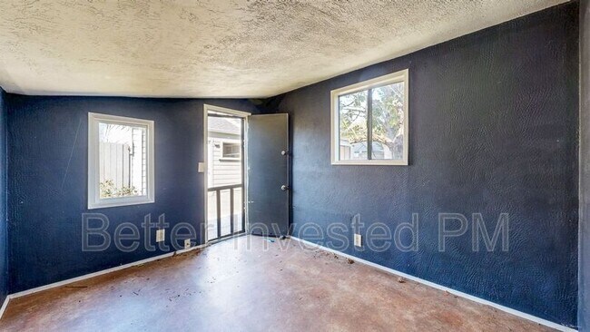 Building Photo - 2224 Midway Dr