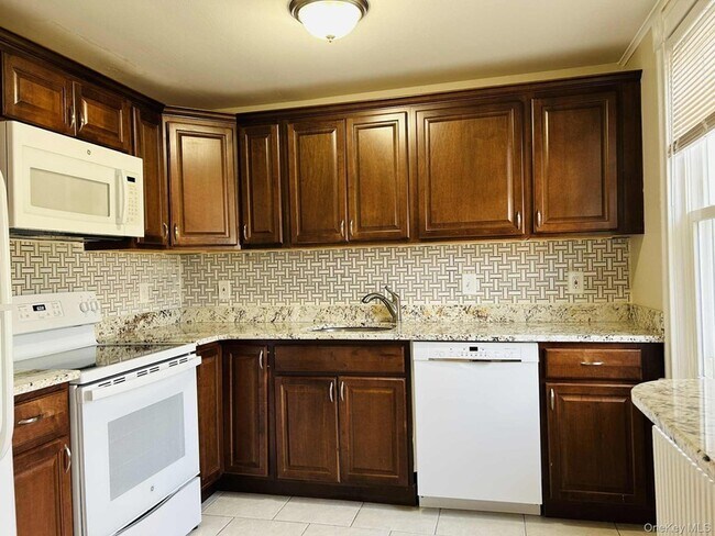 Building Photo - 22 Cozzens Ave