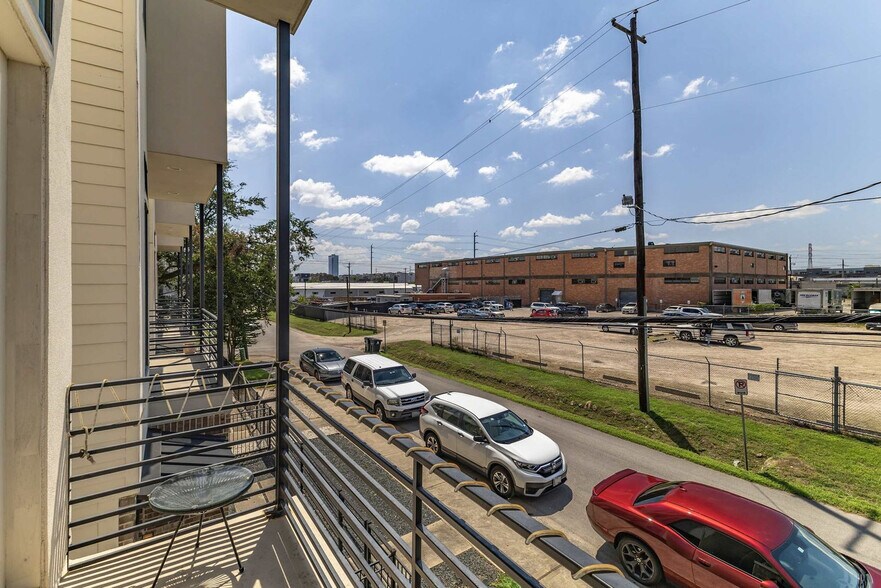 Building Photo - 2114 Sabine St