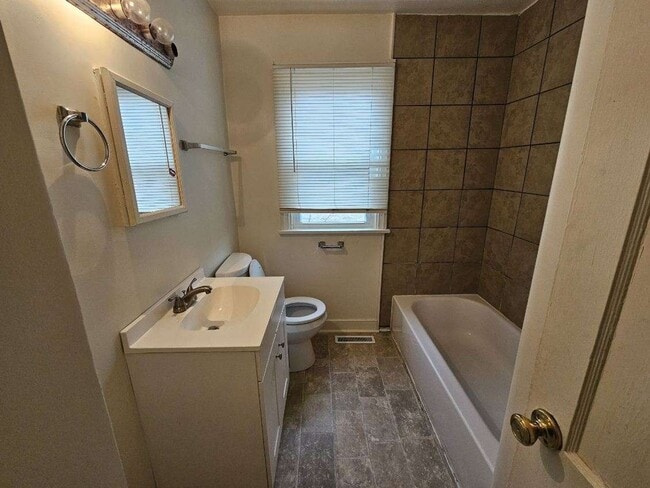 Building Photo - 3 Bedroom / 1 Bath Rental on Fourqurean