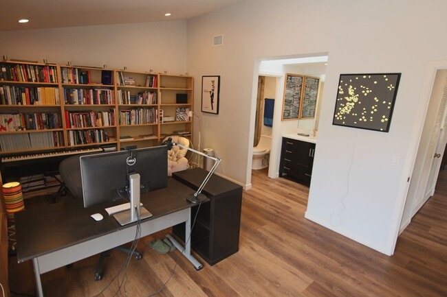 Building Photo - Furnished Recently Renovated Townhome