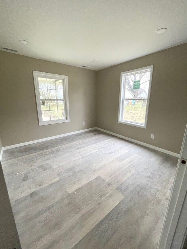 Building Photo - FOR RENT!! 3 Bed 2 Bath Newly Renovated in...