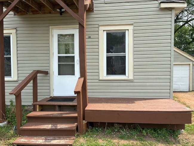 Building Photo - 1 Bedroom, 1 Bathroom, Additional Bonus Room and Detached Garage