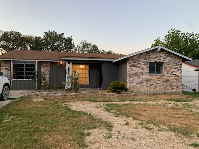 Building Photo - 1923 Ann Arbor Dr